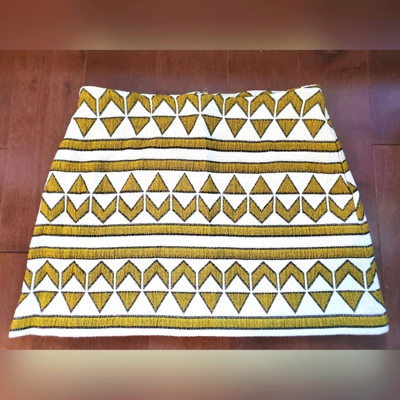 NWOT Zara W&B Collection Geometric Shiny Textured White and Gold Mini Skirt - Picture 1 of 3